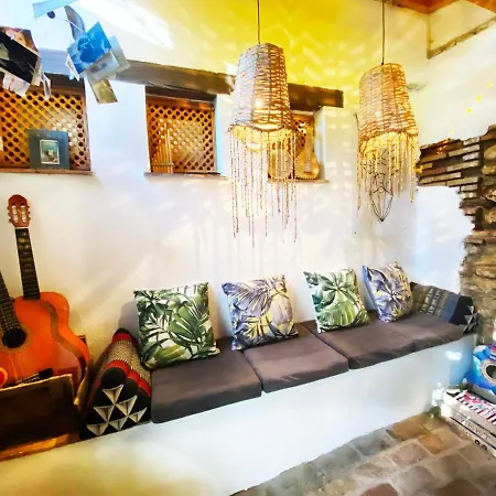 Makuto Coliving House Hostal