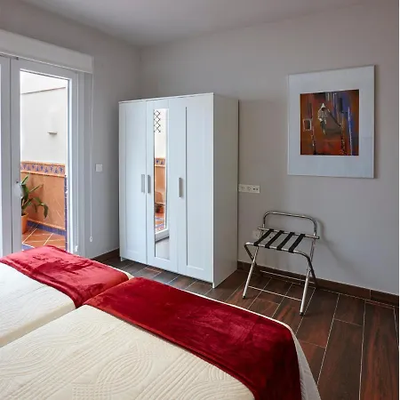 Apartamentos Caballerizas Granada Con Parking Gratuito En Pleno Centro * Гранада
