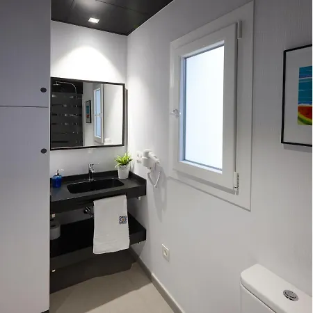 Apartamentos Caballerizas Granada Con Parking Gratuito En Pleno Centro