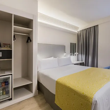 Отель Catalonia 4*
