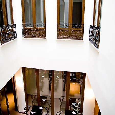 Mate Leo Hotel