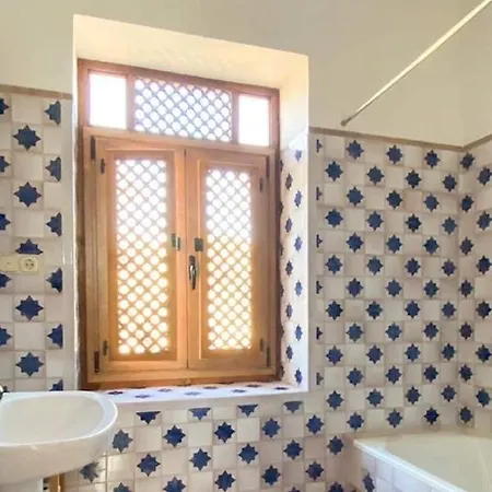 Traditional Farmhouse; Large Pool,gardens & Views. *