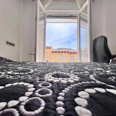 Homestay Casa Ideal Familias Y Grupos Con Balcones Exterior Soleada Patios Cerca Alhambra, Sierra Nevada, Rio Genil, Lancha Del Genil, Parque Llano Y Reloj Del Sol Con Barbacoas, Campo De Futbol, Circuito Gimnasia Granada