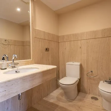 Centrico Y Espacioso. Parking Gratuito. Apartamento Granada