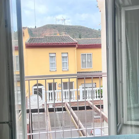 Casa Ideal Familias Y Grupos Con Balcones Exterior Soleada Patios Cerca Alhambra, Sierra Nevada, Rio Genil, Lancha Del Genil, Parque Llano Y Reloj Del Sol Con Barbacoas, Campo De Futbol, Circuito Gimnasia Habitación en casa particular Granada