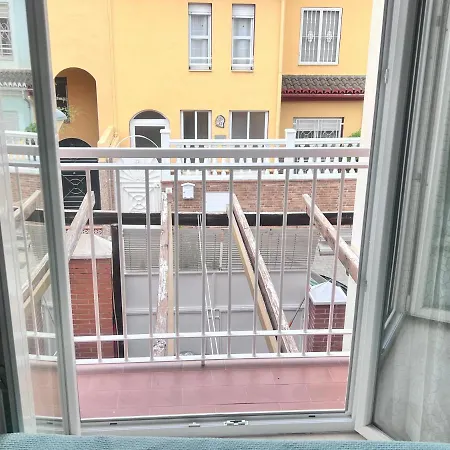 Casa Ideal Familias Y Grupos Con Balcones Exterior Soleada Patios Cerca Alhambra, Sierra Nevada, Rio Genil, Lancha Del Genil, Parque Llano Y Reloj Del Sol Con Barbacoas, Campo De Futbol, Circuito Gimnasia Habitación en casa particular