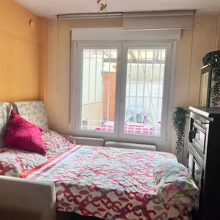 Homestay Casa Ideal Familias Y Grupos Con Balcones Exterior Soleada Patios Cerca Alhambra, Sierra Nevada, Rio Genil, Lancha Del Genil, Parque Llano Y Reloj Del Sol Con Barbacoas, Campo De Futbol, Circuito Gimnasia Granada