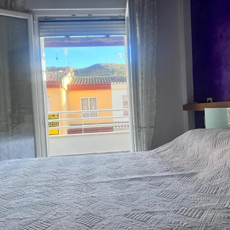Homestay Casa Ideal Familias Y Grupos Con Balcones Exterior Soleada Patios Cerca Alhambra, Sierra Nevada, Rio Genil, Lancha Del Genil, Parque Llano Y Reloj Del Sol Con Barbacoas, Campo De Futbol, Circuito Gimnasia Granada