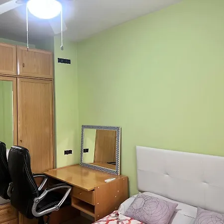 Homestay Casa Ideal Familias Y Grupos Con Balcones Exterior Soleada Patios Cerca Alhambra, Sierra Nevada, Rio Genil, Lancha Del Genil, Parque Llano Y Reloj Del Sol Con Barbacoas, Campo De Futbol, Circuito Gimnasia