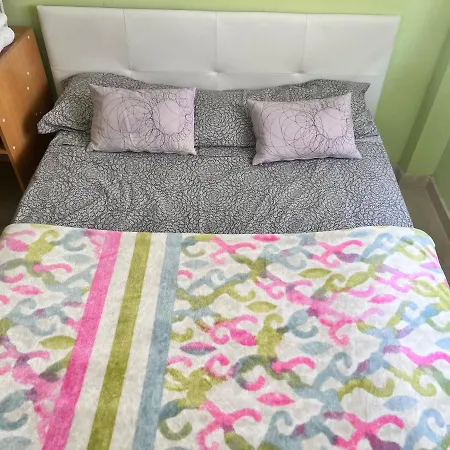 Homestay Casa Ideal Familias Y Grupos Con Balcones Exterior Soleada Patios Cerca Alhambra, Sierra Nevada, Rio Genil, Lancha Del Genil, Parque Llano Y Reloj Del Sol Con Barbacoas, Campo De Futbol, Circuito Gimnasia Granada