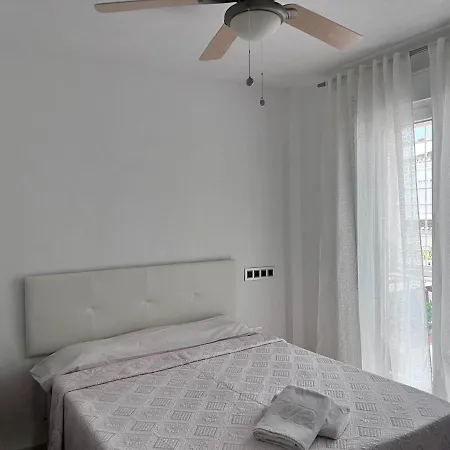 Casa Ideal Familias Y Grupos Con Balcones Exterior Soleada Patios Cerca Alhambra, Sierra Nevada, Rio Genil, Lancha Del Genil, Parque Llano Y Reloj Del Sol Con Barbacoas, Campo De Futbol, Circuito Gimnasia Homestay Granada