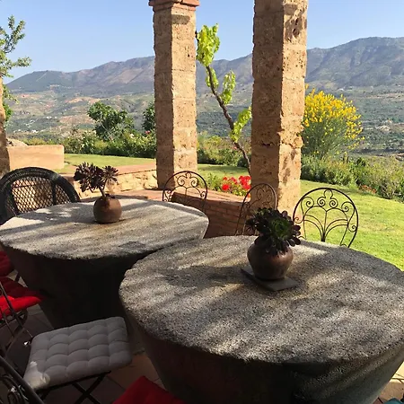 Traditional Farmhouse; Large Pool,gardens & Views. Villa