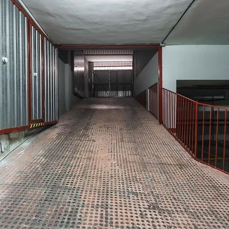 Mano De Hierro - Free Parking