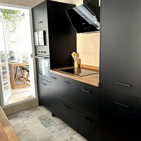 Urban Terrace Retreat Apartment *