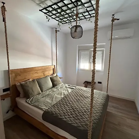 Urban Terrace Retreat Apartment *