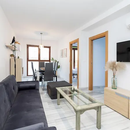 3 Bedroom Elegant & Cozy Centre Apartment