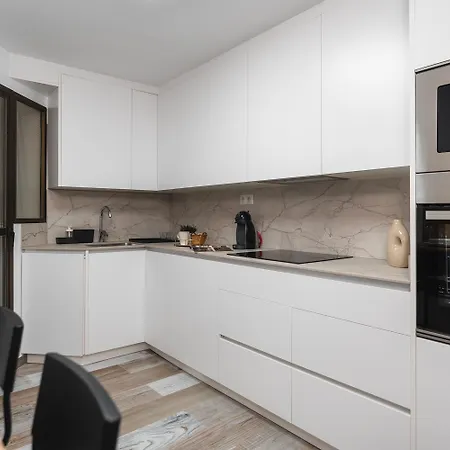 Avenida Del Sur Con Parking Apartment