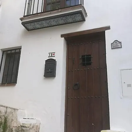La Casa Del Cuento Bajo Apartment *
