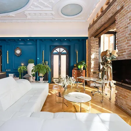 Art Gallery Loft Apartment *