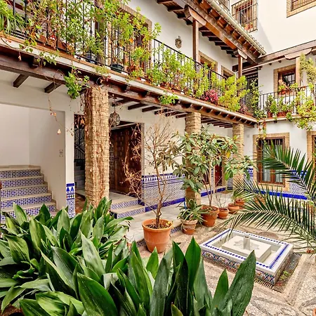 Tuguest Nazari Caldereria - Free Parking Granada