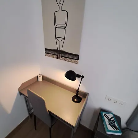 Elegant With Private Bathroom Next To Renfe Train Station Homestay *