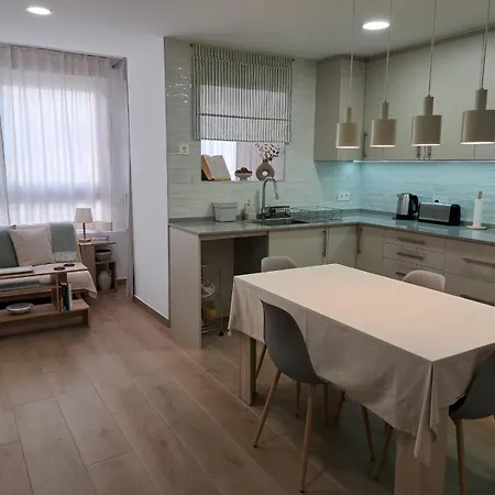 Homestay Elegant With Private Bathroom Next To Renfe Train Station