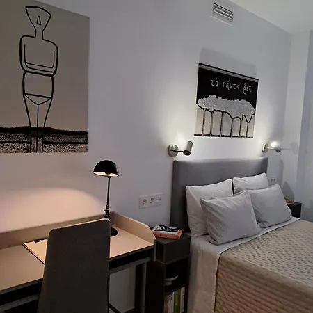 Elegant With Private Bathroom Next To Renfe Train Station Homestay *