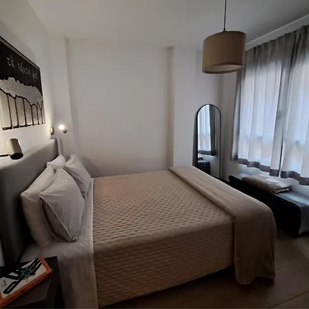 Elegant With Private Bathroom Next To Renfe Train Station *