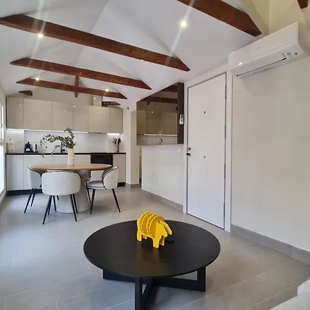 Navas Penthouse 301 By Florentia Homes Apartment *