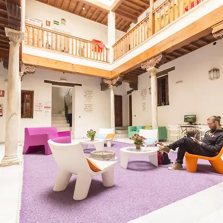 White Nest Hostal *