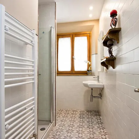 Bright & Elegant Centre 3 Bedroom Apartment