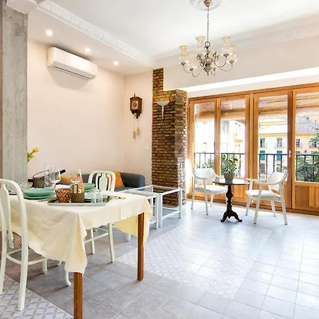 Bright & Elegant Centre 3 Bedroom Apartment *