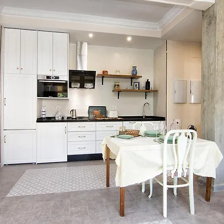 Bright & Elegant Centre 3 Bedroom *