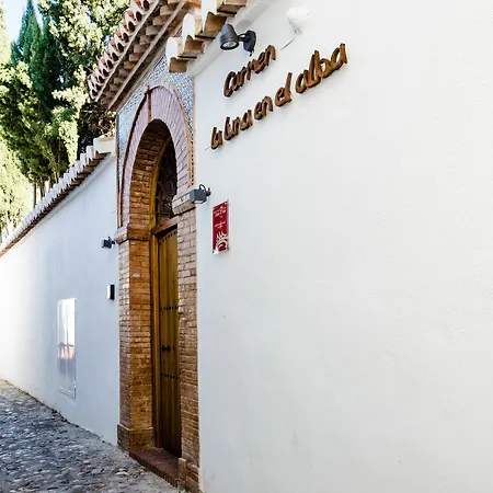 Con Encanto La Luna En El Alba Konukevi Granada