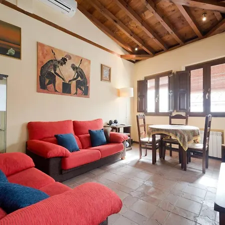 Comfortable House In With Private Parking *