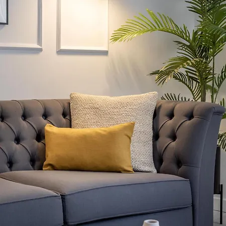 Stylish And Elegant 1 & 2 Bedroom I *