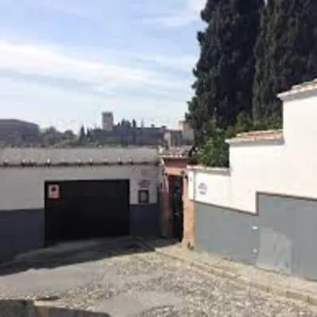 Comfortable House In With Private Parking
