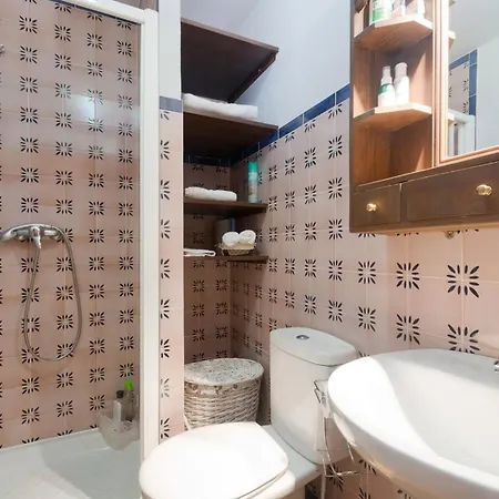 Comfortable House In With Private Parking *