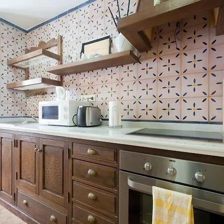 Comfortable House In With Private Parking