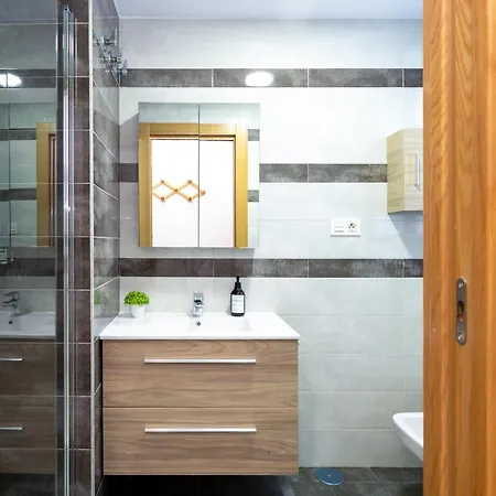 Grace - 3 Bedroom Centre Apartment *