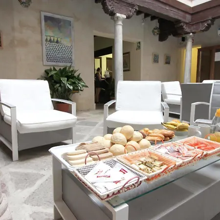 Mercader De Sedas 3*